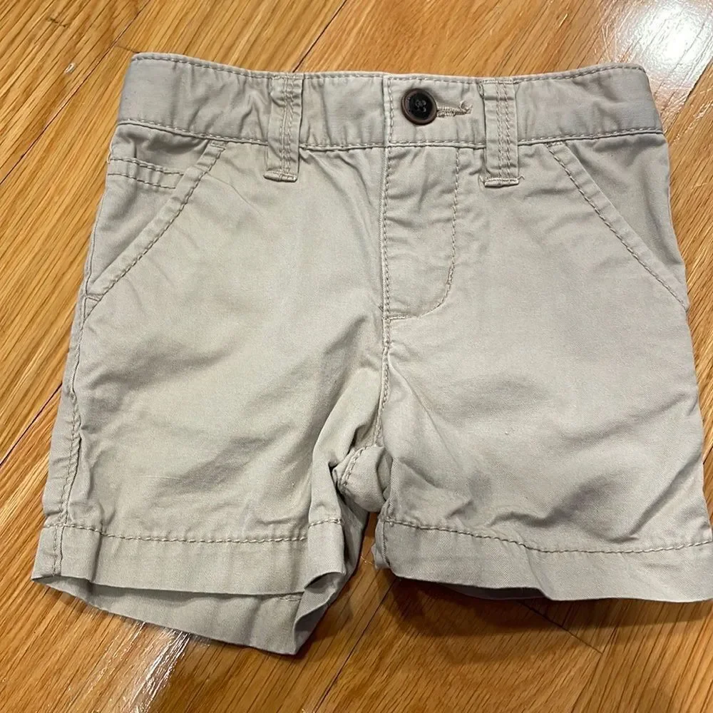 Good;  Output: OSHKOSH B'GOSH Boy Shorts Size 9M in Good Condition